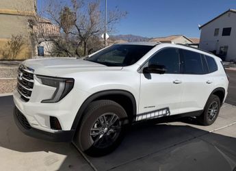 Hermosa Arcadia GMC ,2025 con 8 acientos especial para falia color Perla , grande ,muy comoda está como nueva, con solo 4000 millas , $40,000