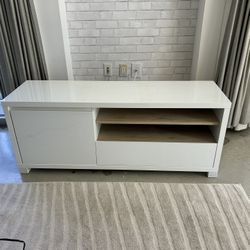 📺 TV Stand / Media Console – Great Condition – Priced to Sell