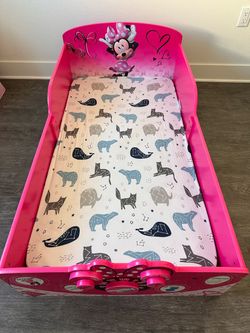 Delta interactive children toddler wooden bed, mattress and bed sheets combo