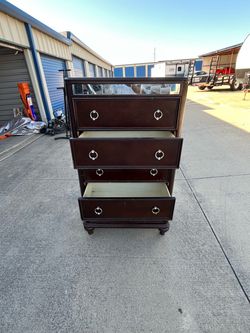 Beautiful chest of drawers $54