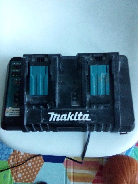 Makita Charger 
