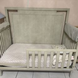 Crib / Toddler Bed With Newton Matress