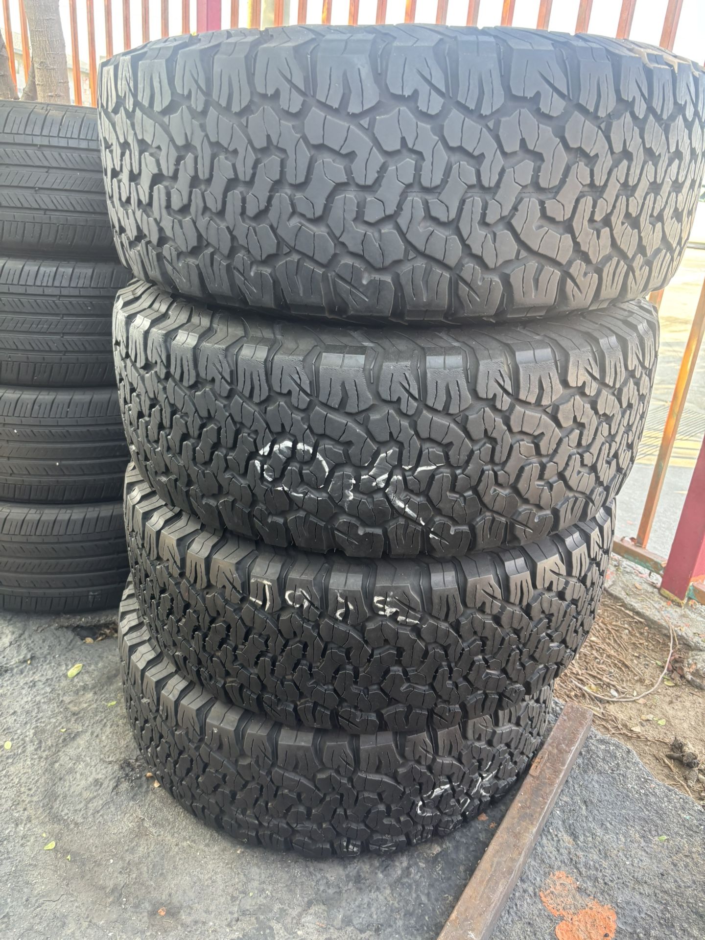 Tengo un Set de llantas en muy buenas condiciones, marca BFGOODRICH All-Terrain LT 295/70R17 instaladas y balanceadas por el mismo precio $300