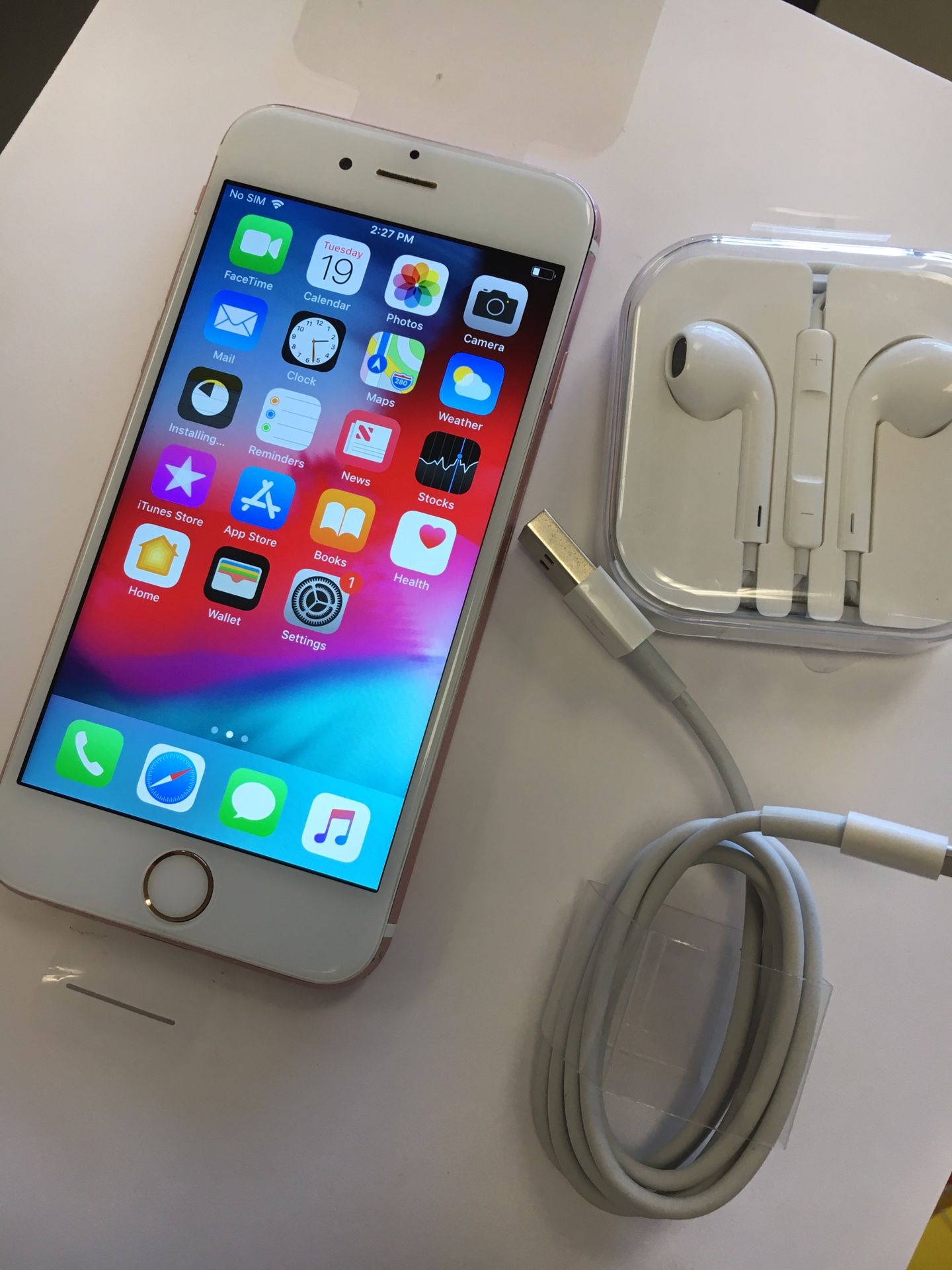 Iphone 6S excellent condition factory unlocked comes with charger headphone