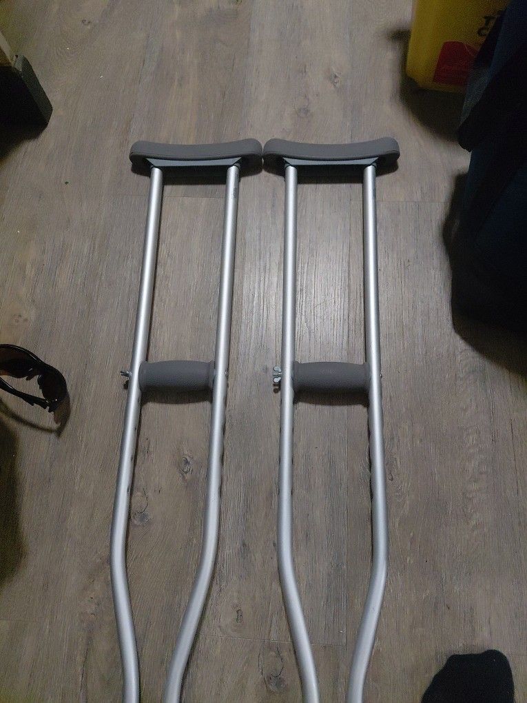 Brand New Crutches 5'2- 5'10"