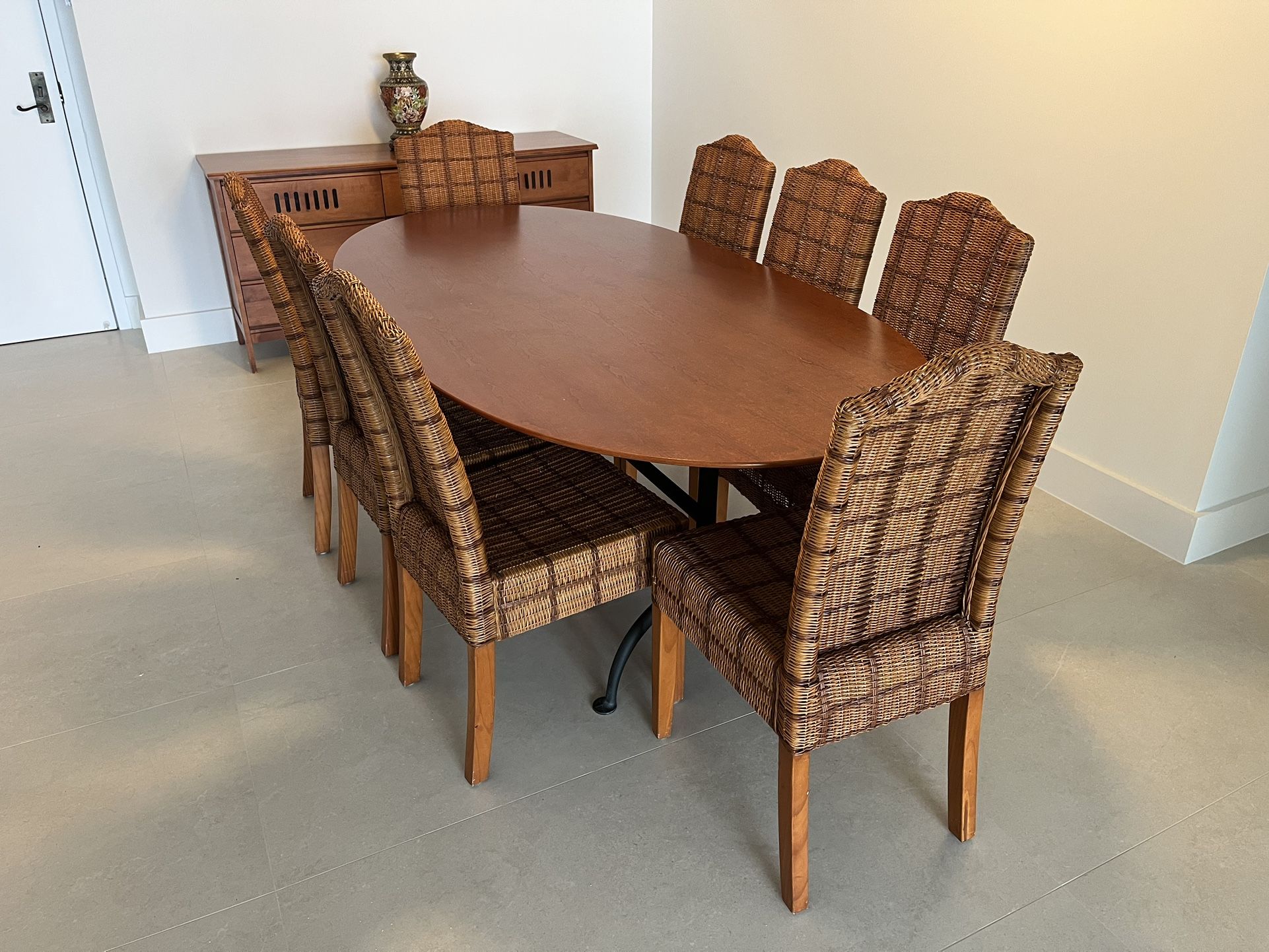 Wood Oval Dinning Table With 8 Chair