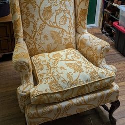 🍍 White & Gold Wingback Chair
