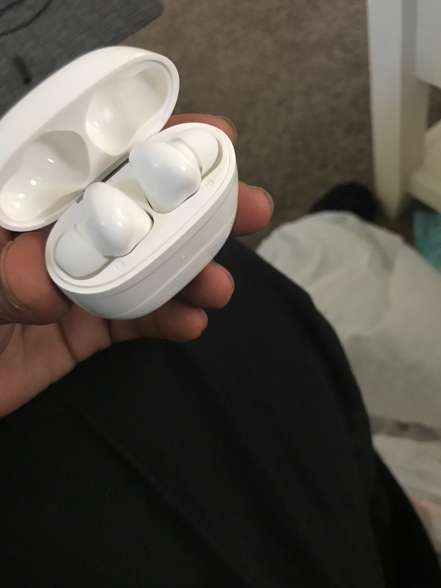 Wireless headphones with charger