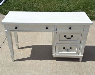 Selling a white wooden desk with 4 drawers