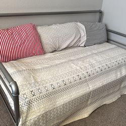 Metal Framed Daybed w/mattress