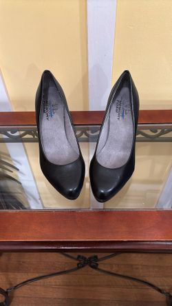 Size 8.5 M Black Leather Heels