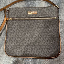 Micheal Kors Cross Over Bag