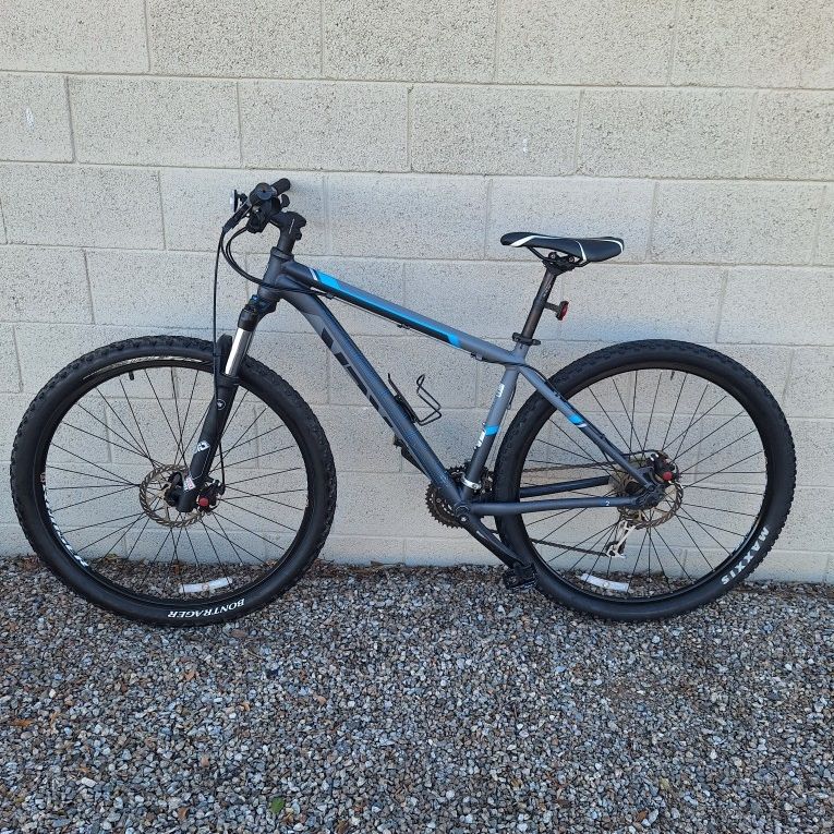 TREK MAMBA 29 ER MOUNTAIN BIKE LIKE NEW for Sale in Gilbert, AZ