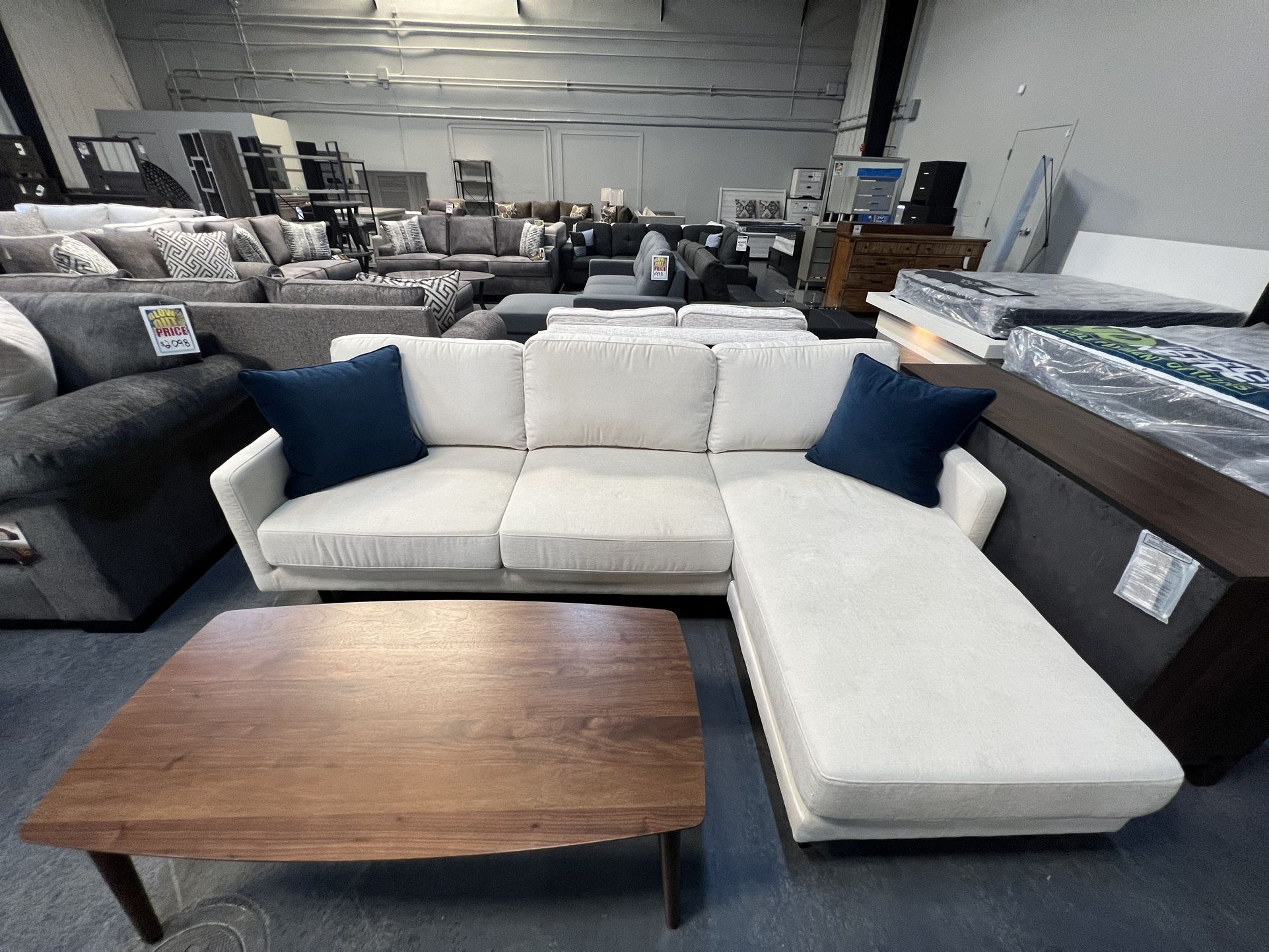 Sectional w/ Reversible Chaise
