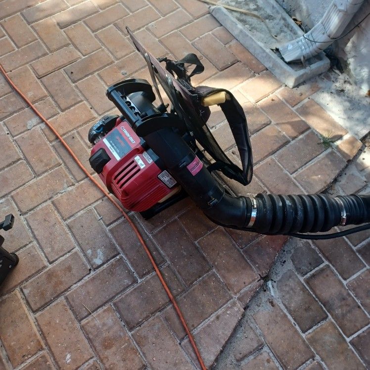 Troy BILT 4 stroke Backpack Leaf Blower