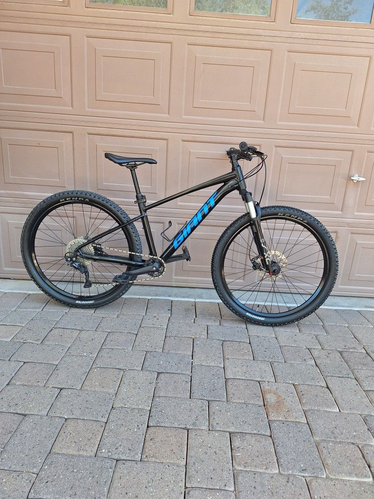 GIANT TALON 1 MOUNTAIN BIKE 27.5 INCH 1 X 10 SPEED DROPPER POST SEAT AIR SHOCK LOCKOUT ( CHECK MY OTHER BIKES)