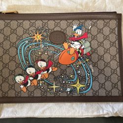 New Gucci x Disney GG Supreme Logo Donald Duck Wristlet Clutch