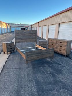 Living Spaces Queen 4 piece bedroom set ( can deliver for $10 )