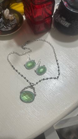 Set necklace and earrings handmade.