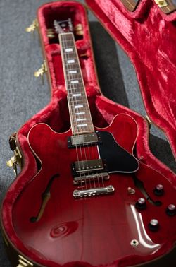 Gibson ES 335 guitar