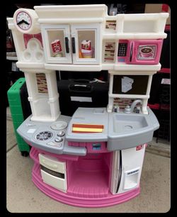 Minnie Mouse Playkitchen w/ lots of toys