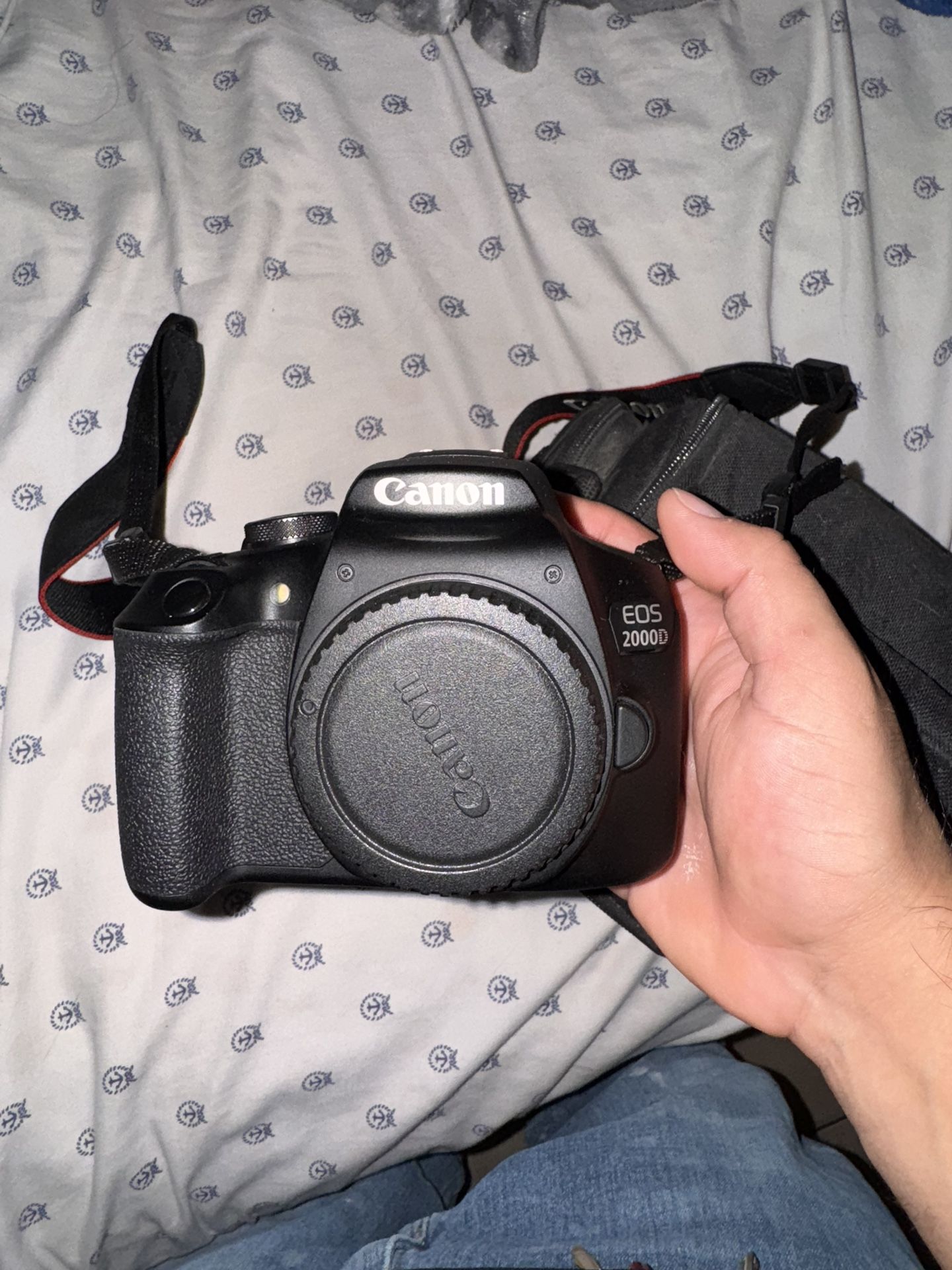 CANON EOS 2000D