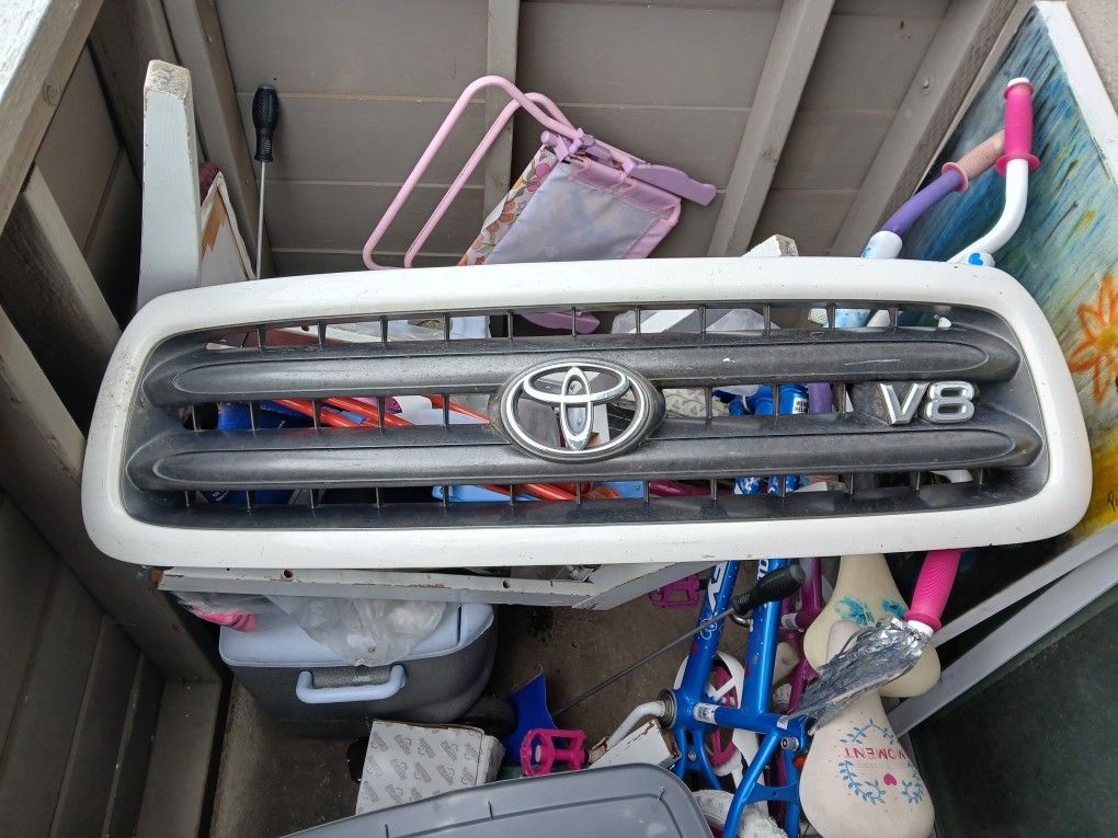 Toyota Sequoia Grill From 2,000 Up To 04