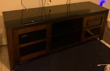 Insignia Glass TV Stand / Mueble para TV con Vidrio – Brown & Black