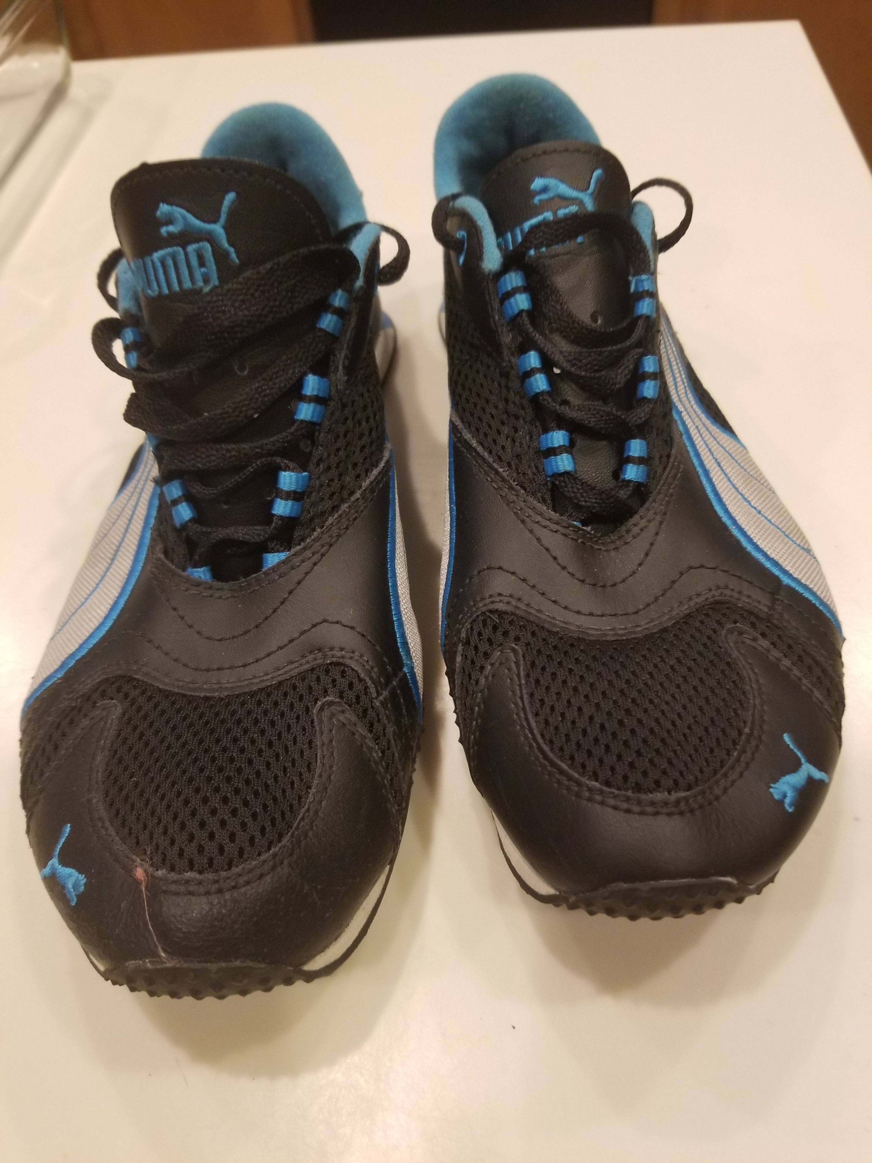 Ladies size 7 Puma Sneakers very clean