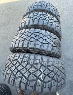 275-65R18 LT Marca GOODYEAR set of Tires en excelente condición 80%life 😎🏁