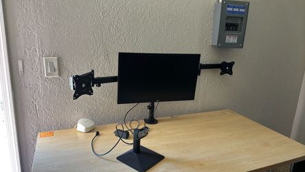Triple monitor mount
