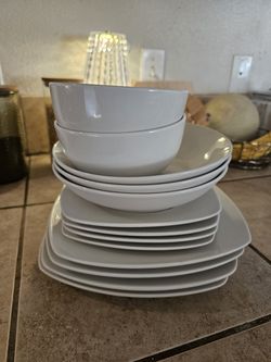 White dinner plates