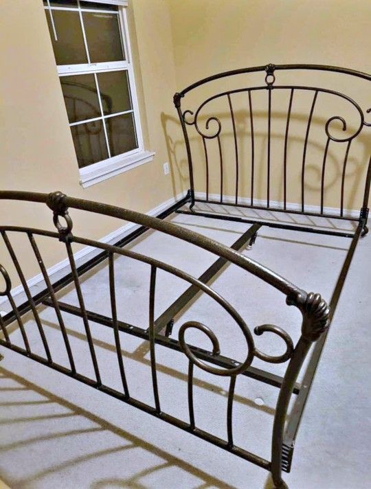 Very Nice Queen Thomasville Iron Bed Frame, Simmons Beautyrest Mattress and Boxspring