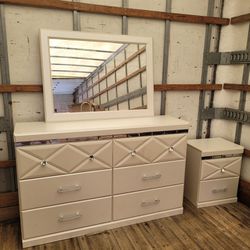 White mirror dresser, 6 drawers storage cabinet. Bedroom furniture with one nightstand. Vestidor