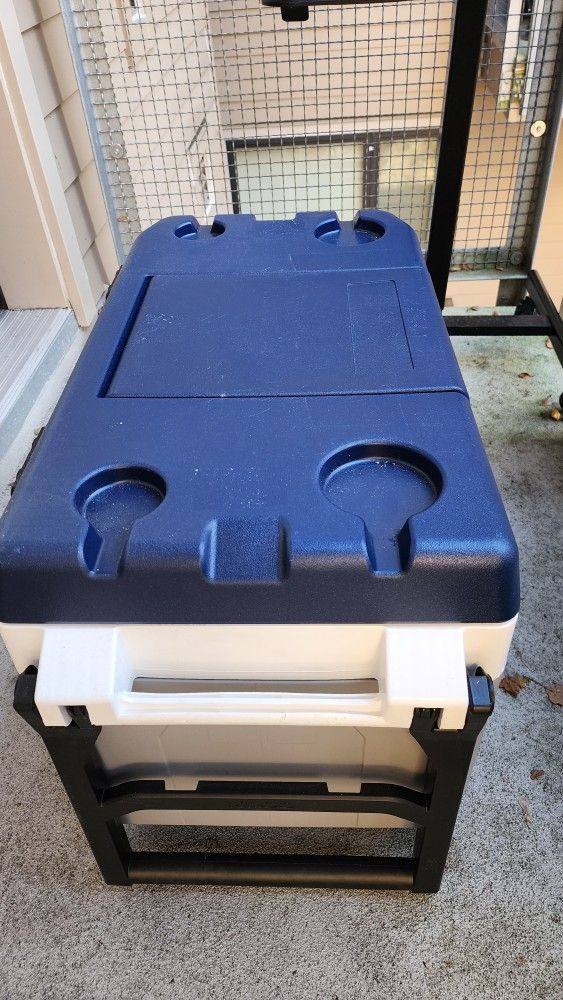 Igloo 90 Quart Rolling Cooler