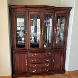 Thomasville “Impressions” Lighted China Hutch – Glass Display Cabinet