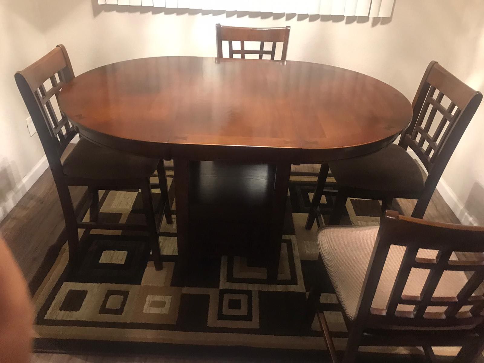 I sell a dining table with 4 chairs in good conditions for 250