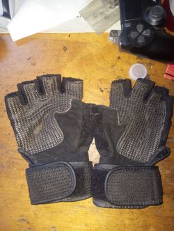 Weight lifting gloves