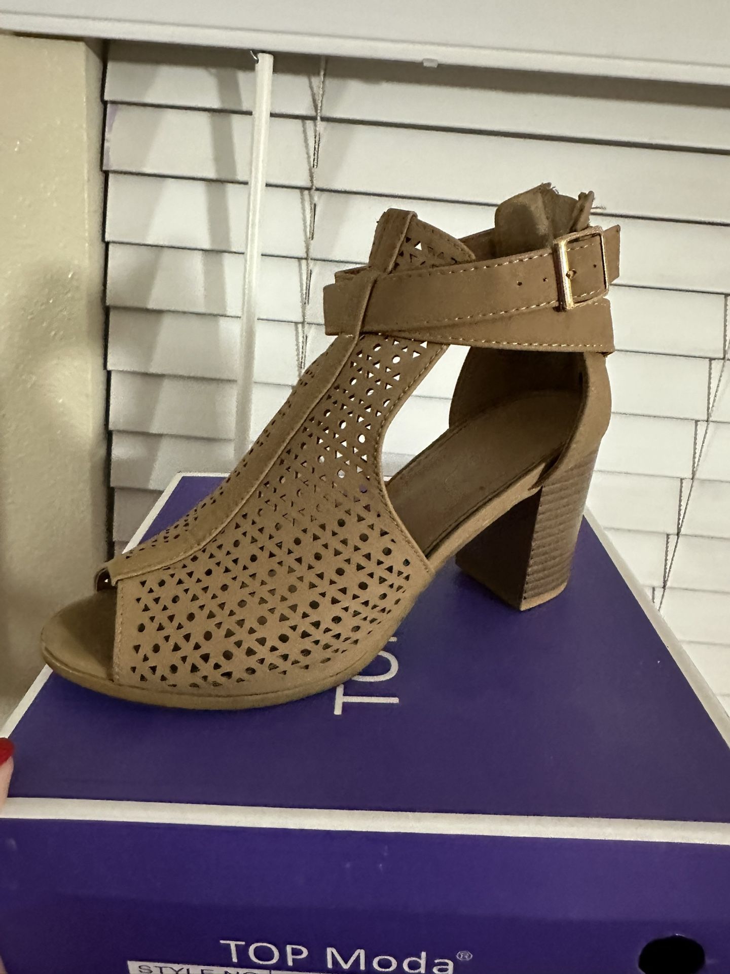 Tan Heel Sandals Shoes Size 7 Woman