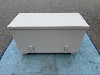 Beautiful 'Lane Furniture Company' Cedar Lined Chest