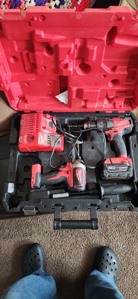 Milwaukee Drill Gun Set