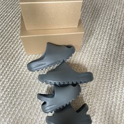 Yeezy Slides Onyx Infant and Kids sizes in description