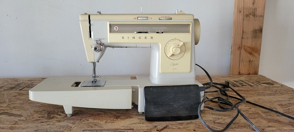 Singer Sewing Machine - Model - Stylist 533