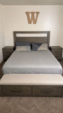 Riverside Furniture Queen Storage Bed Set w/ LED Headboard