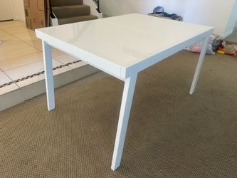 Sturdy, expandable dining table
