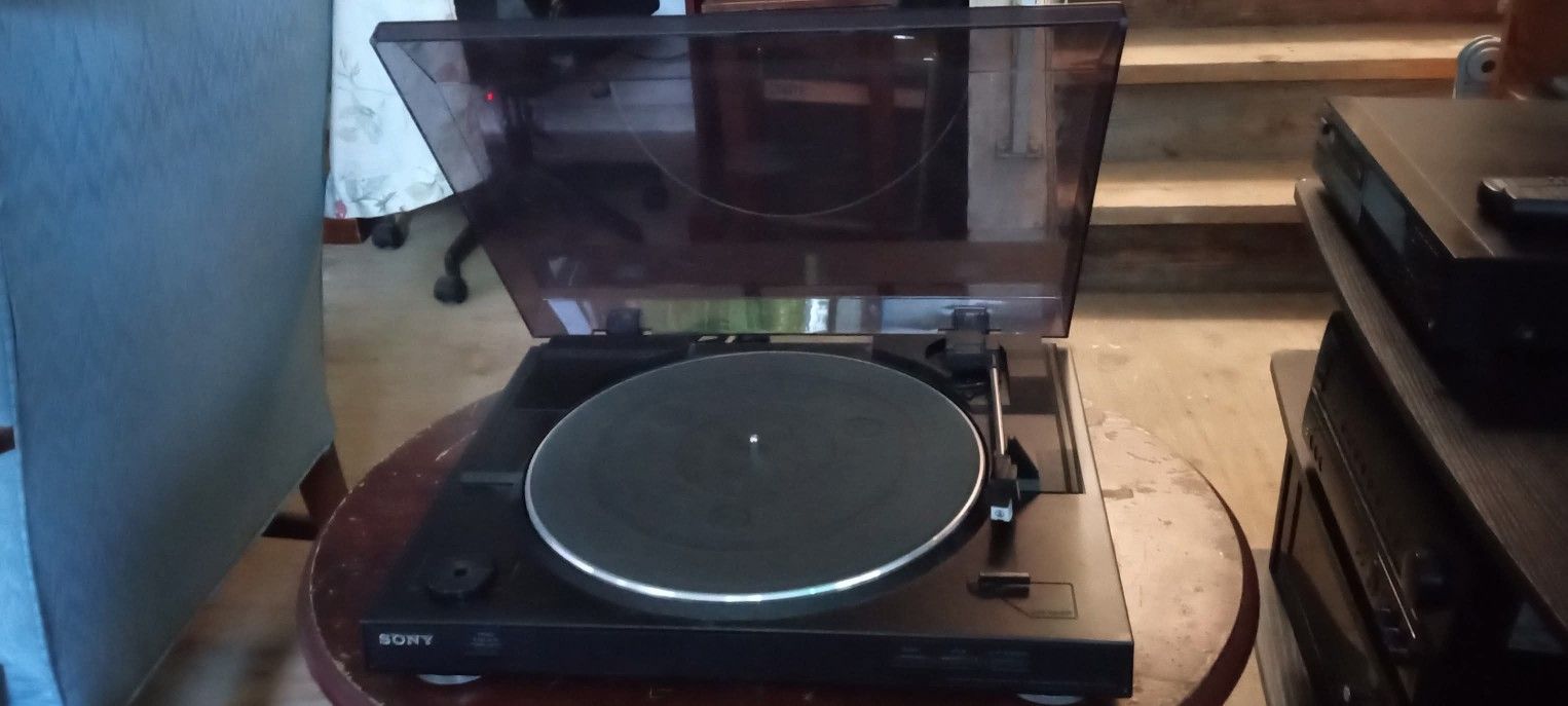 SONY FULLY AUTOMATIC TURNTABLE WITH BUILT-IN PHONO PREAMP $160 FINAL PRICE 