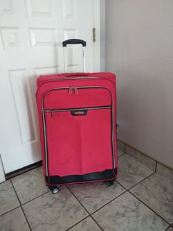Maleta large está grande y muy amplia