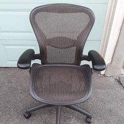 HERMAN MILLER AERON CHAIRS SIZE B