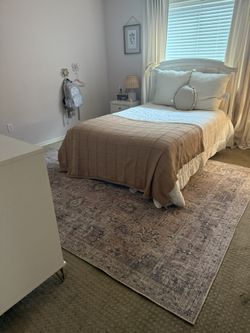6’7 Rug Great Condition