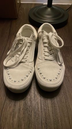 Old Skool Marshmellow/ white Vans. Size: 4 Men/ 5.5 Women